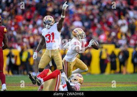 Landover, MD, USA. Dezember 2023 31. San Francisco 49ers Safety Tashaun Gipson Sr. (31) reagiert auf ein Abfangen durch Cornerback Deommodore Lenoir (2) während des NFL-Spiels zwischen den San Francisco 49ers und den Washington Commanders in Landover, MD. Reggie Hildred/CSM/Alamy Live News Stockfoto