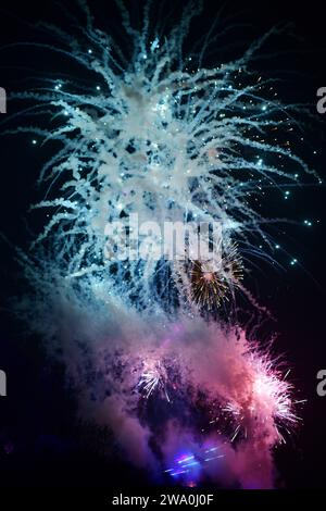 Edinburgh Schottland, Vereinigtes Königreich 31. Dezember 2023. Das Feuerwerk über Edinburgh Castle zählt zur Feier der Edinburgh Hogmanay Credit sst/Alamy Live News Stockfoto