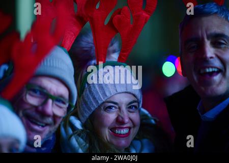 Edinburgh Schottland, Vereinigtes Königreich 31. Dezember 2023. Die Leute treffen sich auf der Prince’s Street, um die Edinburgh Hogmanay Credits sst/Alamy Live News zu feiern Stockfoto