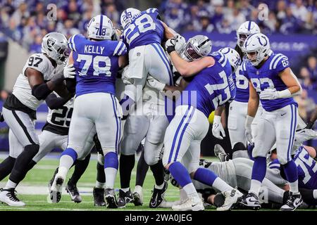 Indianapolis, Indiana, USA. Dezember 2023 31. Jonathan Taylor (28) wird von den Las Vegas Raiders im Lucas Oil Stadium, Indianapolis, Indiana, bei einem Zwischenlauf zwischen den Las Vegas Raiders und den Indianapolis Colts (91) abgeholt. (Kreditbild: © Scott Stuart/ZUMA Press Wire) NUR REDAKTIONELLE VERWENDUNG! Nicht für kommerzielle ZWECKE! Quelle: ZUMA Press, Inc./Alamy Live News Stockfoto