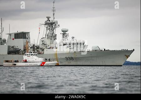 Coast Guard Cutter Osprey [WPB 87307] zieht an der Seite der HMCS Winnipeg während einer gemeinsamen Trainingsoperation vor der Küste von Victoria, British Columbia, Kanada, am 10. März 2023. Die HMCS ist eine Fregatte der Halifax-Klasse der Royal Canadian Navy. (Foto der US-Küstenwache von Petty Officer Steve Strohmaier) Stockfoto