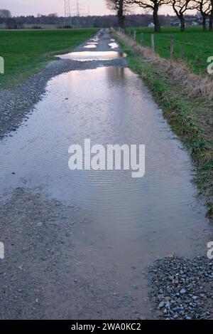 Regenpfützen in Eilendorf Aachen, 31.12.2023: Überflutete Feldwege in Eilendorf Aachen Eilendorf NRW Deutschland *** Regenpfützen in Eilendorf Aachen, 31 12 2023 überflutete Feldwege in Eilendorf Aachen Eilendorf NRW Deutschland Stockfoto