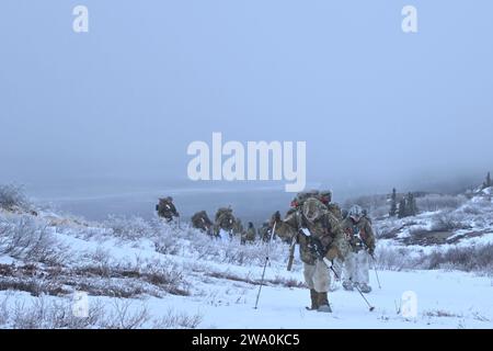 Die Schüler des Northern Warfare Training Centers wandern während des Trainings am Black Rapids Training Site in Alaska am 5. Dezember 2023 auf einer Schneeschuhwanderung über das Land. Die NWTC bietet Schulungen für das US-Militär und andere ausgewiesene Mitarbeiter im kalten Wetter und in den Bergen an, um die Kampffähigkeiten von US-Partnern und Koalitionspartnern zu verbessern. Auf Bestellung unterstützen NWTC-Mitarbeiter weltweit Rettungs- und Bergungsoperationen und führen Outreach-Missionen durch, die Operationen in Bergregionen und kalten Regionen umfassen, um den US-Indo-Pacific Command Theater Security Cooperations Plan zu unterstützen. (Foto der Armee/John Pennell) Stockfoto