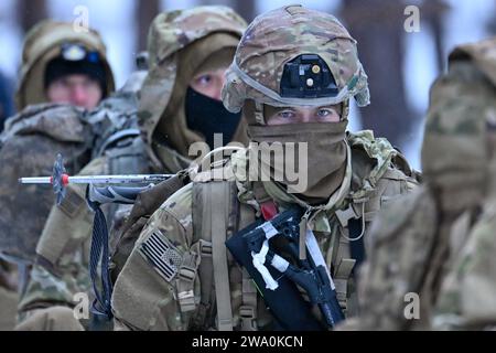 Die Schüler des Northern Warfare Training Center bereiten sich auf eine Schneeschuhwanderung während des Trainings am Black Rapids Training Site in Alaska am 5. Dezember 2023 vor. Die NWTC bietet Schulungen für das US-Militär und andere ausgewiesene Mitarbeiter im kalten Wetter und in den Bergen an, um die Kampffähigkeiten von US-Partnern und Koalitionspartnern zu verbessern. Auf Bestellung unterstützen NWTC-Mitarbeiter weltweit Rettungs- und Bergungsoperationen und führen Outreach-Missionen durch, die Operationen in Bergregionen und kalten Regionen umfassen, um den US-Indo-Pacific Command Theater Security Cooperations Plan zu unterstützen. (Foto der Armee/Joh Stockfoto