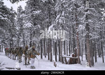 Die Schüler des Northern Warfare Training Center begeben sich während des Trainings am Black Rapids Training Site in Alaska am 6. Dezember 2023 auf eine Schneeschuhwanderung. Die NWTC bietet Schulungen für das US-Militär und andere ausgewiesene Mitarbeiter im kalten Wetter und in den Bergen an, um die Kampffähigkeiten von US-Partnern und Koalitionspartnern zu verbessern. Auf Bestellung unterstützen NWTC-Mitarbeiter weltweit Rettungs- und Bergungsoperationen und führen Outreach-Missionen durch, die Operationen in Bergregionen und kalten Regionen umfassen, um den US-Indo-Pacific Command Theater Security Cooperations Plan zu unterstützen. (Foto der Armee/John Pennell) Stockfoto