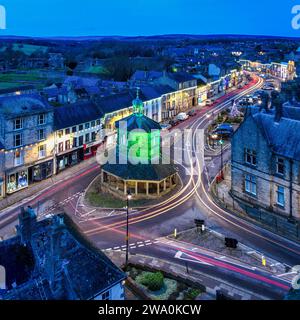 Blick in die Abenddämmerung auf Barnard Castle zu Weihnachten mit Weihnachtslichtern mit Blick auf die Marktkreuzung entlang der a67 Hauptstraße Stockfoto