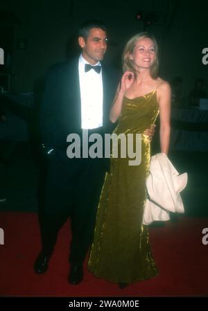 Burbank, Kalifornien, USA 17. Oktober 1996 Schauspieler George Clooney und Celine Balitran nehmen am 17. Oktober 1996 an der Warner Bros. Teil, um Revlon/UCLA WomenÕs Cancer Research zu unterstützen Studios in Burbank, Kalifornien, USA. Foto: Barry King/Alamy Stock Photo Stockfoto