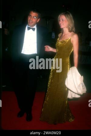 Burbank, Kalifornien, USA 17. Oktober 1996 Schauspieler George Clooney und Celine Balitran nehmen am 17. Oktober 1996 an der Warner Bros. Teil, um Revlon/UCLA WomenÕs Cancer Research zu unterstützen Studios in Burbank, Kalifornien, USA. Foto: Barry King/Alamy Stock Photo Stockfoto