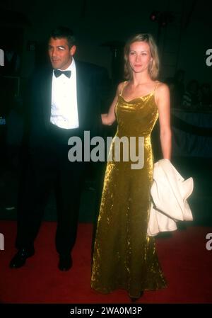 Burbank, Kalifornien, USA 17. Oktober 1996 Schauspieler George Clooney und Celine Balitran nehmen am 17. Oktober 1996 an der Warner Bros. Teil, um Revlon/UCLA WomenÕs Cancer Research zu unterstützen Studios in Burbank, Kalifornien, USA. Foto: Barry King/Alamy Stock Photo Stockfoto