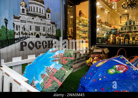 Moskau, Russland. 14. Oktober 2017. Blick auf ein Souvenirgeschäft und eine Wand mit einem Bild der Kathedrale Christi des Erlösers in der Nikolskaja Straße im Zentrum von Moskau, Russland Stockfoto