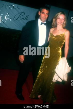 Burbank, Kalifornien, USA 17. Oktober 1996 Schauspieler George Clooney und Celine Balitran nehmen am 17. Oktober 1996 an der Warner Bros. Teil, um Revlon/UCLA WomenÕs Cancer Research zu unterstützen Studios in Burbank, Kalifornien, USA. Foto: Barry King/Alamy Stock Photo Stockfoto