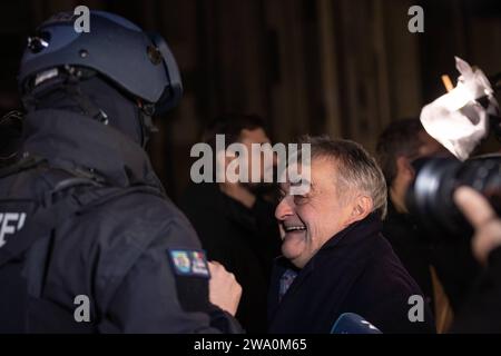 NRW Innenminister Herbert Reul besucht Einsatzkräfte am Kölner Dom, 31.12.2023 NRW Innenminister Herbert Reul besucht an Silvester die Einsatzkräfte von Polizei und Rettungsdiensten am Kölner Dom, 31.12.2023 Köln Kölner Dom NRW Deutschland *** NRW Innenminister Herbert Reul besucht die Rettungsdienste am Kölner Dom, 31 12 2023 NRW Innenminister Herbert Reul besucht am Silvesterabend Polizei und Rettungsdienste im Kölner Dom, 31 12 2023 Kölner Dom NRW Deutschland Copyright: xBEAUTIFULxSPORTS/Derixx Stockfoto