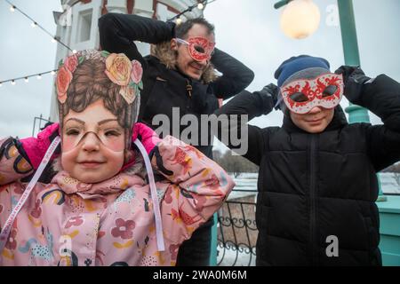 Moskau, Russland. 31. Dezember 2023. Menschen, die Karnevalsmasken tragen, nehmen an dem Neujahrs- und Weihnachtsfest "Moskauer Estates" Teil. Winter in Moskau, Russland. Das Festival findet vom 22. Dezember bis zum 08. Januar 2024 an 15 Orten in Moskau statt. Es umfasst mehr als 400 Veranstaltungen, Neujahrs- und Weihnachtsbällen, Kindervorführungen, Vorträge, Folklore-Feste, Quests, und Teepartys. Die Russen bereiten sich darauf vor, Silvester am 31. Dezember und Weihnachten zu feiern, die am 07. Januar nach dem russisch-orthodoxen Julianischen Kalender stattfinden Stockfoto