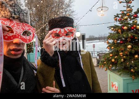 Moskau, Russland. 31. Dezember 2023. Menschen, die Karnevalsmasken tragen, nehmen an dem Neujahrs- und Weihnachtsfest "Moskauer Estates" Teil. Winter in Moskau, Russland. Das Festival findet vom 22. Dezember bis zum 08. Januar 2024 an 15 Orten in Moskau statt. Es umfasst mehr als 400 Veranstaltungen, Neujahrs- und Weihnachtsbällen, Kindervorführungen, Vorträge, Folklore-Feste, Quests, und Teepartys. Die Russen bereiten sich darauf vor, Silvester am 31. Dezember und Weihnachten zu feiern, die am 07. Januar nach dem russisch-orthodoxen Julianischen Kalender stattfinden Stockfoto