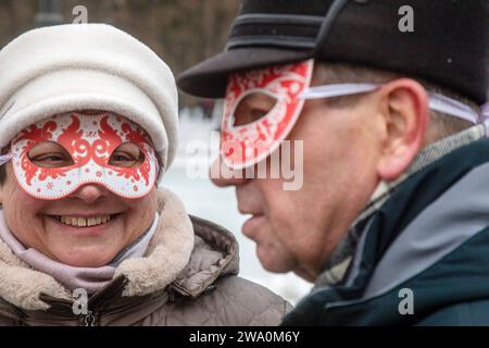 Moskau, Russland. 31. Dezember 2023. Menschen, die Karnevalsmasken tragen, nehmen an dem Neujahrs- und Weihnachtsfest "Moskauer Estates" Teil. Winter in Moskau, Russland. Das Festival findet vom 22. Dezember bis zum 08. Januar 2024 an 15 Orten in Moskau statt. Es umfasst mehr als 400 Veranstaltungen, Neujahrs- und Weihnachtsbällen, Kindervorführungen, Vorträge, Folklore-Feste, Quests, und Teepartys. Die Russen bereiten sich darauf vor, Silvester am 31. Dezember und Weihnachten zu feiern, die am 07. Januar nach dem russisch-orthodoxen Julianischen Kalender stattfinden Stockfoto