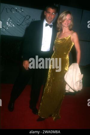 Burbank, Kalifornien, USA 17. Oktober 1996 Schauspieler George Clooney und Celine Balitran nehmen am 17. Oktober 1996 an der Warner Bros. Teil, um Revlon/UCLA WomenÕs Cancer Research zu unterstützen Studios in Burbank, Kalifornien, USA. Foto: Barry King/Alamy Stock Photo Stockfoto