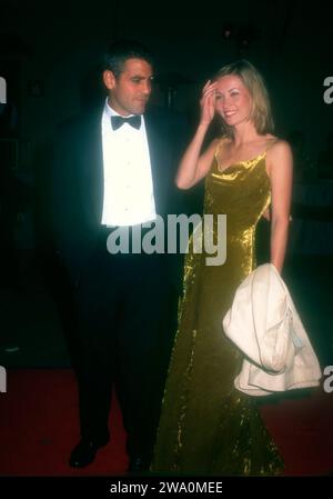 Burbank, Kalifornien, USA 17. Oktober 1996 Schauspieler George Clooney und Celine Balitran nehmen am 17. Oktober 1996 an der Warner Bros. Teil, um Revlon/UCLA WomenÕs Cancer Research zu unterstützen Studios in Burbank, Kalifornien, USA. Foto: Barry King/Alamy Stock Photo Stockfoto