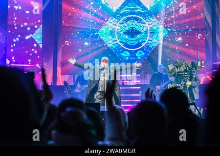 Stuttgart, Deutschland. Dezember 2023 31. Sänger Peter Schilling und seine Band treten während einer Silvesterveranstaltung auf dem Schlossplatz auf. Quelle: Jason Tschepljakow/dpa/Alamy Live News Stockfoto