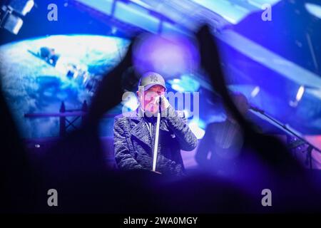 Stuttgart, Deutschland. Dezember 2023 31. Sänger Peter Schilling und seine Band treten während einer Silvesterveranstaltung auf dem Schlossplatz auf. Quelle: Jason Tschepljakow/dpa/Alamy Live News Stockfoto