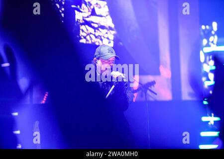 Stuttgart, Deutschland. Dezember 2023 31. Sänger Peter Schilling und seine Band treten während einer Silvesterveranstaltung auf dem Schlossplatz auf. Quelle: Jason Tschepljakow/dpa/Alamy Live News Stockfoto