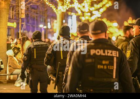 Stuttgart, Deutschland. Dezember 2023 31. Polizeibeamte sichern Silvesterveranstaltung auf dem Schlossplatz ab. Quelle: Jason Tschepljakow/dpa/Alamy Live News Stockfoto