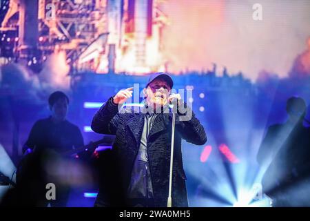 Stuttgart, Deutschland. Dezember 2023 31. Sänger Peter Schilling und seine Band treten während einer Silvesterveranstaltung auf dem Schlossplatz auf. Quelle: Jason Tschepljakow/dpa/Alamy Live News Stockfoto