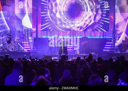 Stuttgart, Deutschland. Dezember 2023 31. Sänger Peter Schilling und seine Band treten während einer Silvesterveranstaltung auf dem Schlossplatz auf. Quelle: Jason Tschepljakow/dpa/Alamy Live News Stockfoto