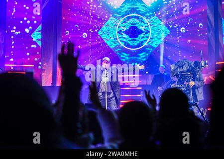 Stuttgart, Deutschland. Dezember 2023 31. Sänger Peter Schilling und seine Band treten während einer Silvesterveranstaltung auf dem Schlossplatz auf. Quelle: Jason Tschepljakow/dpa/Alamy Live News Stockfoto