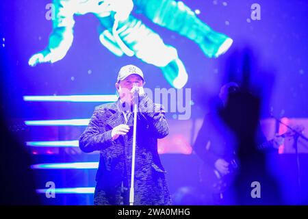Stuttgart, Deutschland. Dezember 2023 31. Sänger Peter Schilling und seine Band treten während einer Silvesterveranstaltung auf dem Schlossplatz auf. Quelle: Jason Tschepljakow/dpa/Alamy Live News Stockfoto