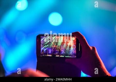 Stuttgart, Deutschland. Dezember 2023 31. Sänger Peter Schilling und seine Band treten während einer Silvesterveranstaltung auf dem Schlossplatz auf. Quelle: Jason Tschepljakow/dpa/Alamy Live News Stockfoto