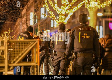 Stuttgart, Deutschland. Dezember 2023 31. Polizeibeamte sichern Silvesterveranstaltung auf dem Schlossplatz ab. Quelle: Jason Tschepljakow/dpa/Alamy Live News Stockfoto