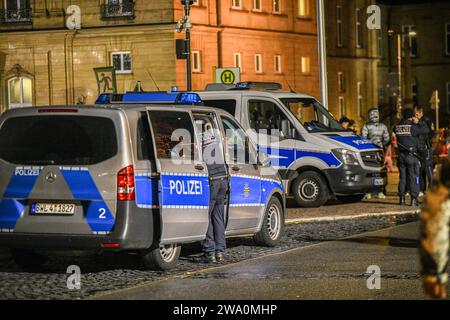 Stuttgart, Deutschland. Dezember 2023 31. Ein Polizeikontingent am Stuttgarter Schlossplatz während einer Silvesterveranstaltung auf 31.12.2023 Credit: Jason Tschepljakow/dpa/Alamy Live News Stockfoto