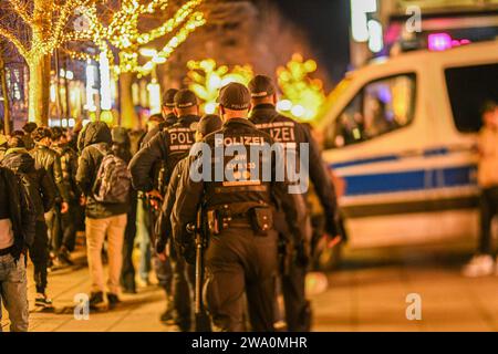 Stuttgart, Deutschland. Dezember 2023 31. Ein Polizeikontingent am Stuttgarter Schlossplatz während einer Silvesterveranstaltung auf 31.12.2023 Credit: Jason Tschepljakow/dpa/Alamy Live News Stockfoto