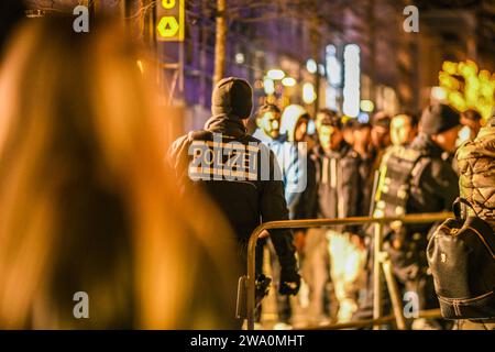 Stuttgart, Deutschland. Dezember 2023 31. Ein Polizeikontingent am Stuttgarter Schlossplatz während einer Silvesterveranstaltung auf 31.12.2023 Credit: Jason Tschepljakow/dpa/Alamy Live News Stockfoto