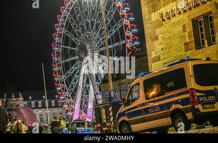 Stuttgart, Deutschland. Dezember 2023 31. Polizeibeamte sichern Silvesterveranstaltung auf dem Schlossplatz ab. Quelle: Jason Tschepljakow/dpa/Alamy Live News Stockfoto