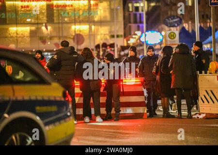 Stuttgart, Deutschland. Dezember 2023 31. Polizeibeamte sichern Silvesterveranstaltung auf dem Schlossplatz ab. Quelle: Jason Tschepljakow/dpa/Alamy Live News Stockfoto