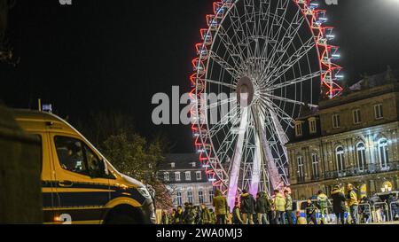 Stuttgart, Deutschland. Dezember 2023 31. Polizeibeamte sichern Silvesterveranstaltung auf dem Schlossplatz ab. Quelle: Jason Tschepljakow/dpa/Alamy Live News Stockfoto