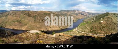 Weinregion Alto Douro, Panoramaaufnahme vom Aussichtspunkt in der Nähe von Vila Nova de Foz CoA im Bezirk Guarda, Portugal Stockfoto