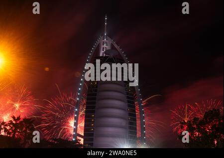 Dubai, Dubai, Vereinigte Arabische Emirate. Januar 2024. Am 1. Januar 2024 um Mitternacht der Neujahrsfeier in Dubai, Vereinigte Arabische Emirate, explodiert ein Feuerwerk in den Himmel am berühmten Burj al-Arab Hotel. (Kreditbild: © Kabir Jhangiani/ZUMA Press Wire) NUR REDAKTIONELLE VERWENDUNG! Nicht für kommerzielle ZWECKE! Quelle: ZUMA Press, Inc./Alamy Live News Stockfoto