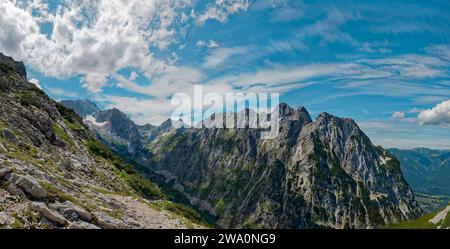 Panorama einer beeindruckenden Bergkette mit schneebedeckten Gipfeln unter blauem Himmel mit Wolken, Zugspitze, Waxensteinspitze, Höllental, Osterfelderkopf Stockfoto