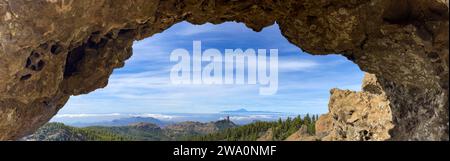 Blick durch einen Felsbogen auf den Roque Nublo und den Teide-Gipfel auf der Nachbarinsel Teneriffa, Pico de las Nieves, Gran Canaria, Kanarischen Inseln I Stockfoto