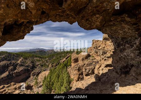 Blick durch einen Felsbogen auf den Roque Nublo und den Teide-Gipfel auf der Nachbarinsel Teneriffa, Pico de las Nieves, Gran Canaria, Kanarischen Inseln I Stockfoto