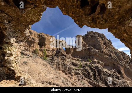 Blick durch den Felsbogen zu einem anderen Felsbogen, Ventana del Morro, Pico de las Nieves, Berggipfel auf Gran Canaria, Kanarischen Inseln Stockfoto