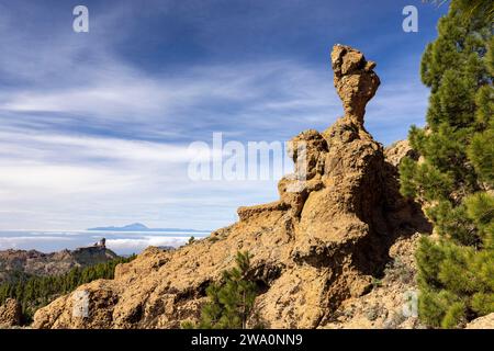 Pilzfelsen, Roque Bastón, auch bekannt als Roque del Señor Champiñón, hinter Roque Nublo und dem Gipfel des Teide auf der benachbarten Insel Ten Stockfoto