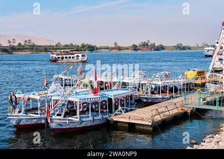 Luxor, Ägypten - 26. Dezember 2023: Traditionelle Motorferien an einem Pier entlang des Nils Stockfoto