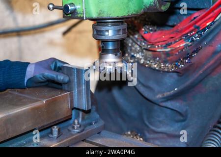 Die CNC-Fräsmaschine schneidet die Metallteile mit einer Fräsmaschine. Werkstatt für numerische Steuerung, High-Tech durch ein CNC-Bearbeitungszentrum Stockfoto