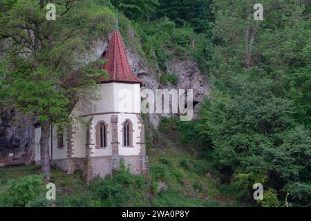 Kapelle St. Wendel zum Stein am Jagstufer, Jakobsweg, Tuffstein, Naturschutzgebiet Jagst, Jagsttal, Dörzbach, Hohenlohe, Heilbronn-Franken, Baden-Würt Stockfoto