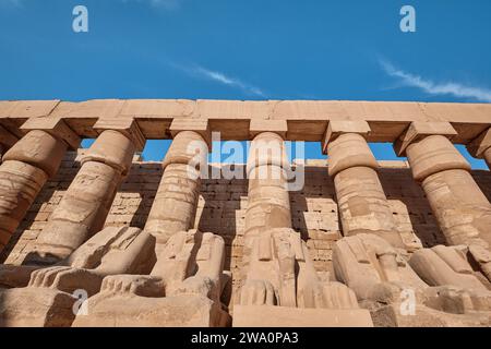 Luxor, Ägypten - 26. Dezember 2023: Avenida der Sphinxes am Karnak-Tempel Stockfoto