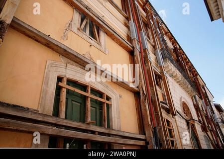 Detail der Fassade nach dem Erdbeben, Hauptstadt der Region, L'Aquila, Abruzzen, Italien, L'Aquila, Abruzzen, Italien, Europa Stockfoto