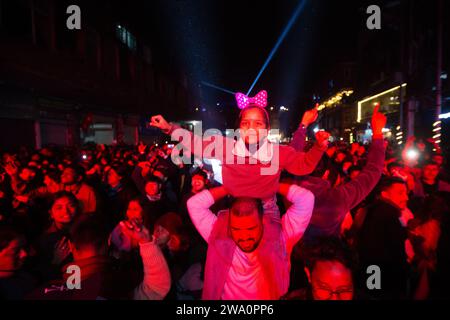 Nepal. Dezember 2023 31. Am 31. Dezember 2023 in Kathmandu, Nepal. Ein Kind genießt das Konzert auf der Straße von Thamel, einem der beliebtesten Touristenziele in der Hauptstadt, während der Silvesterfeier. (Foto: Abhishek Maharjan/SIPA USA) Credit: SIPA USA/Alamy Live News Stockfoto